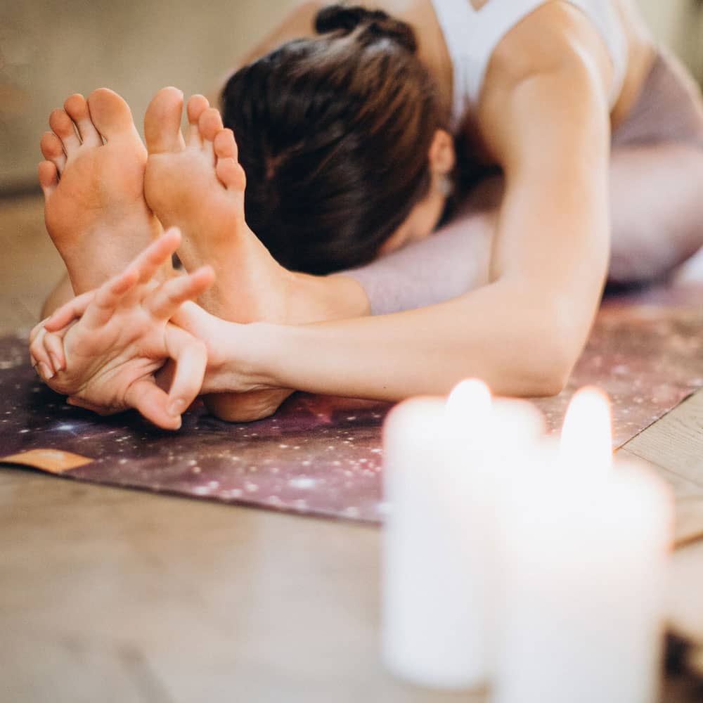 Vorwärtsbeuge bei Menstruationsbeschwerden Yogapose
